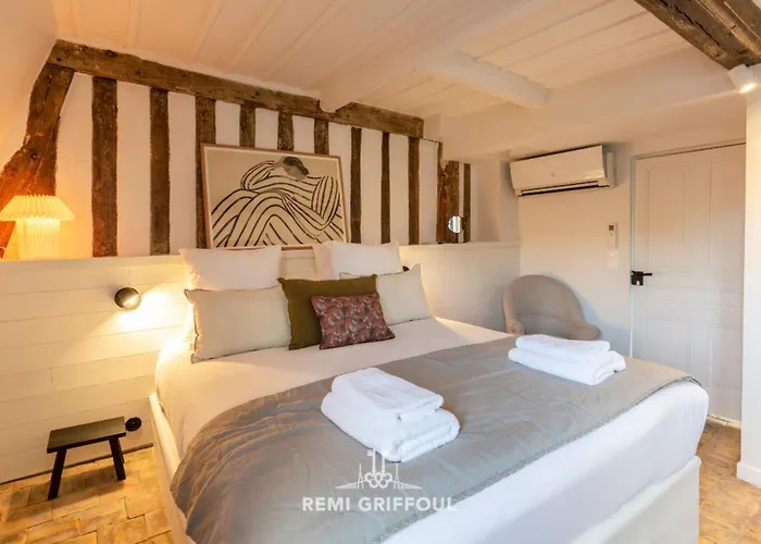 Дом отдыха La Demeure Du Clocher 4 Ac On The Port & Place Sainte-catherine 8 G