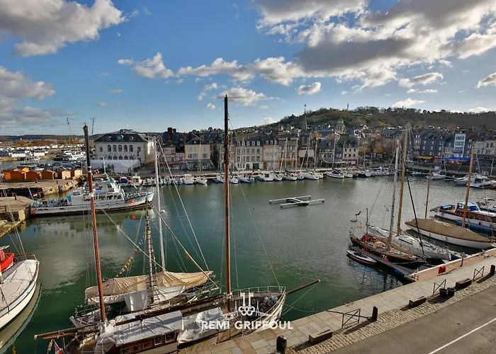 Дом отдыха La Demeure Du Clocher 4 Ac On The Port & Place Sainte-catherine 8 G