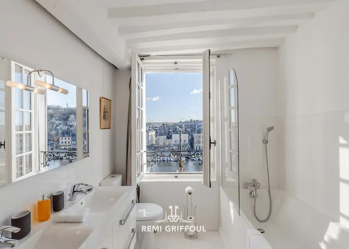 La Demeure Du Clocher 4 Ac On The Port & Place Sainte-catherine 8 G